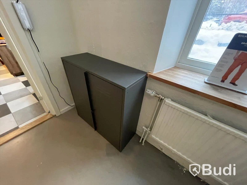 Plåtskåp ca 80x30 samt soptunna med lock och lampa