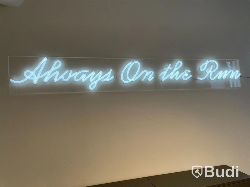 Större LED-skylt "Always on the Run" ca 205cm