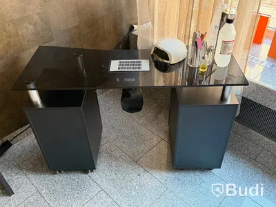 Manikyrbord med utsug, svart glas och förvaring, med innehåll