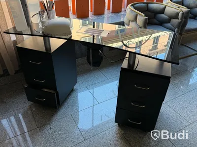 Manikyrbord med utsug, svart glas och förvaring, med innehåll