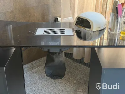 Manikyrbord med utsug, svart glas och förvaring, med innehåll