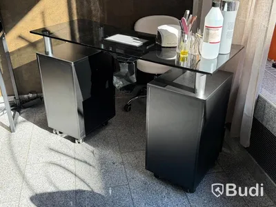 Manikyrbord med utsug, svart glas och förvaring, med innehåll
