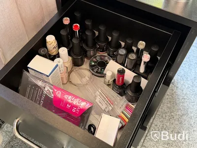 Manikyrbord med utsug, svart glas och förvaring, med innehåll