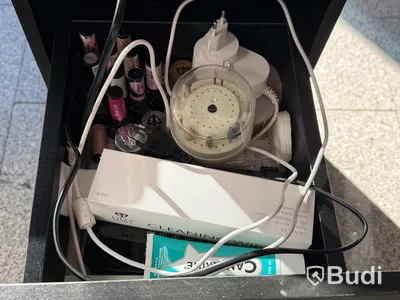 Manikyrbord med utsug, svart glas och förvaring, med innehåll