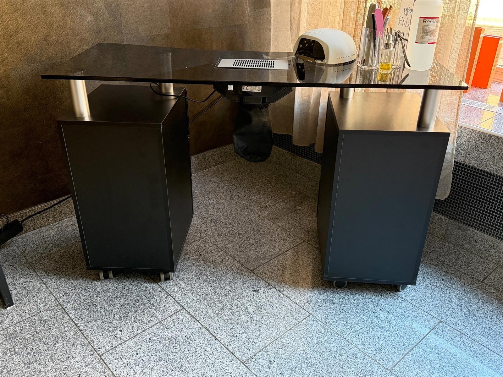 Manikyrbord med utsug, svart glas och förvaring, med innehåll