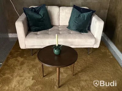Soffa i beige sammet samt soffbord