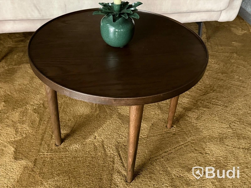 Soffa i beige sammet samt soffbord