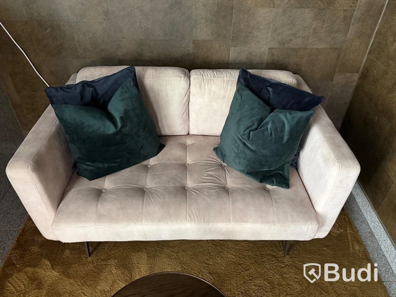 Soffa i beige sammet samt soffbord