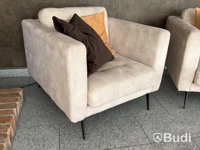 2 st fåtöljer i beige sammet samt soffbord