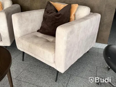 2 st fåtöljer i beige sammet samt soffbord