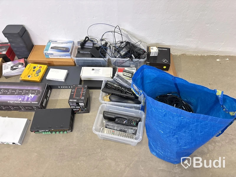 Parti med diverse ljud- och bildutrustning