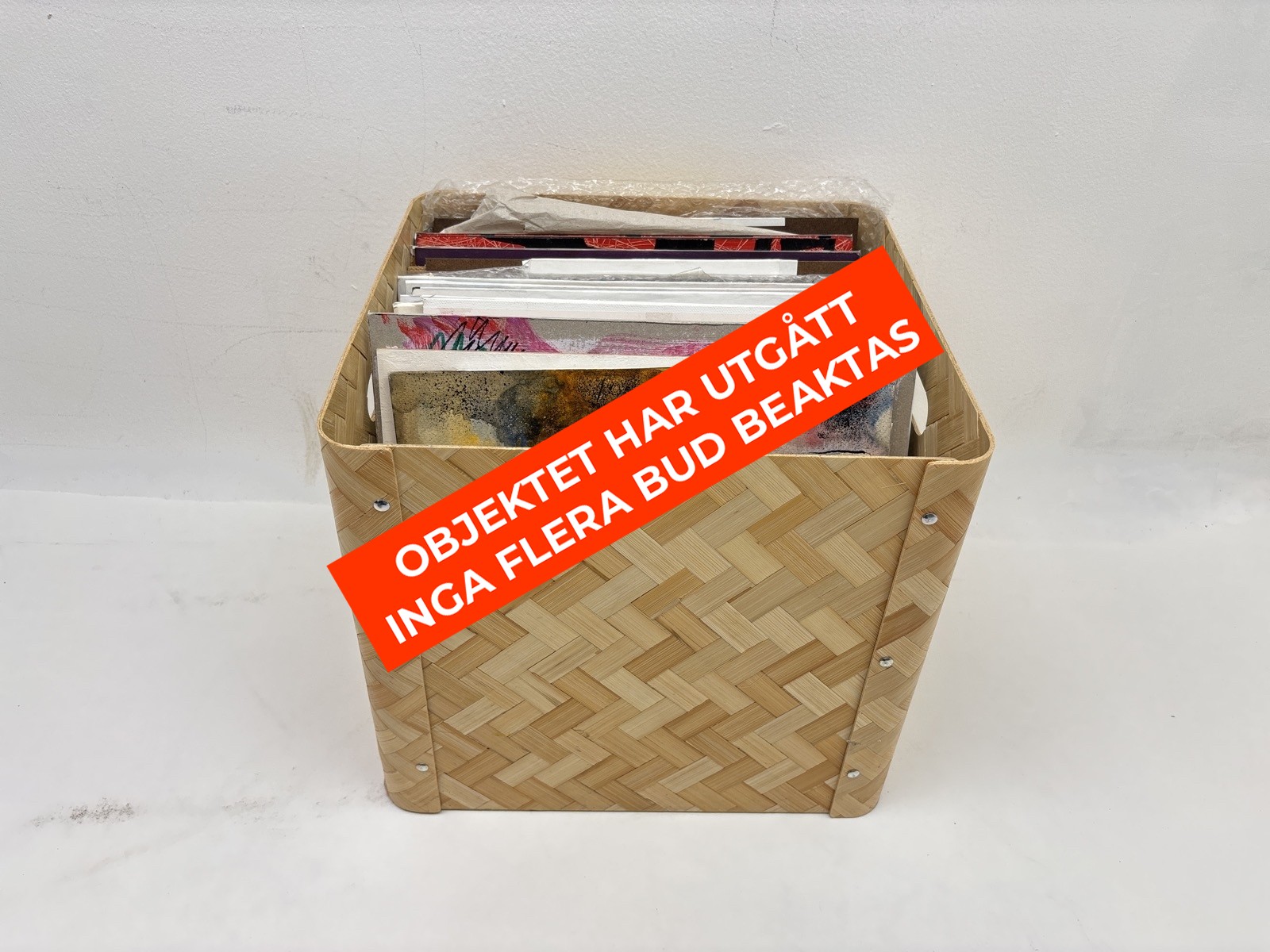 Parti med tavlor, olika konstnärer och storlekar