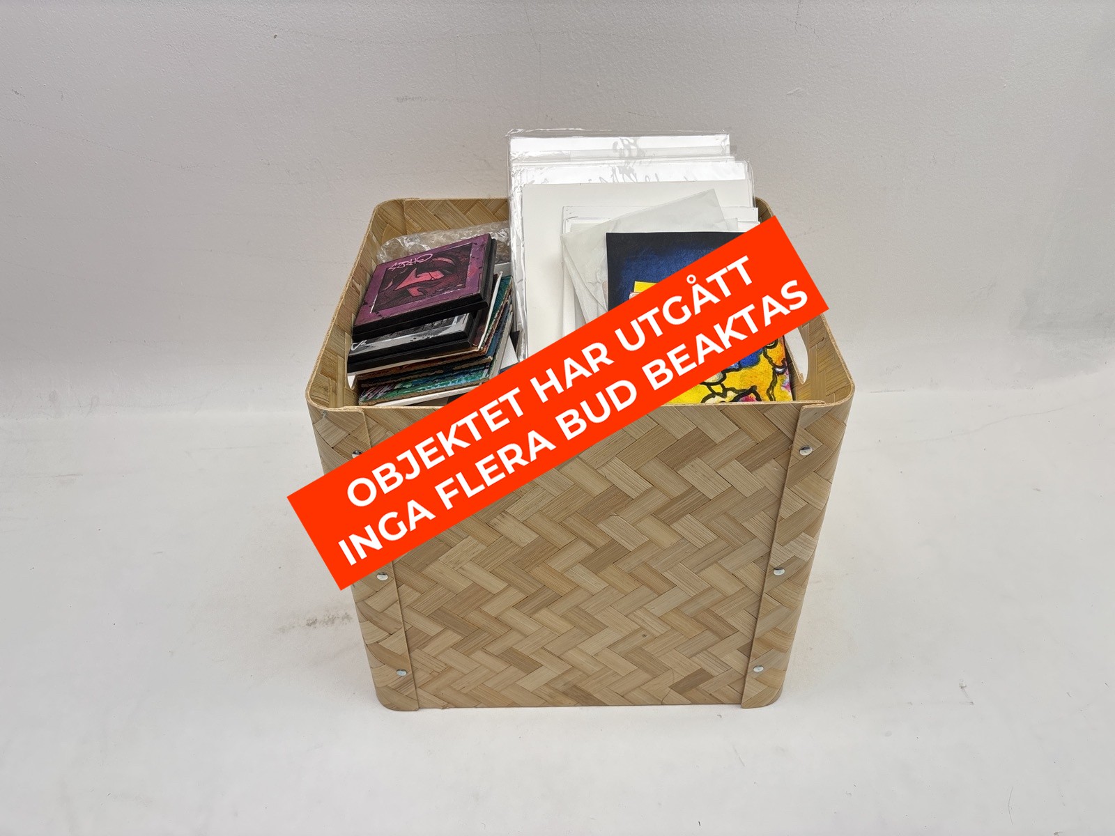 Parti med tavlor, olika konstnärer och storlekar