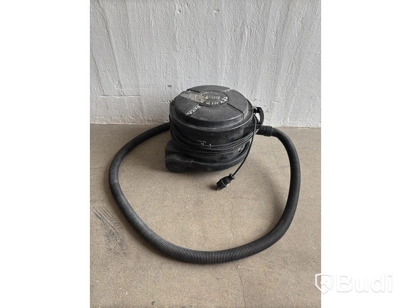 2 vacuum cleaners, Nilfisk and Pilot