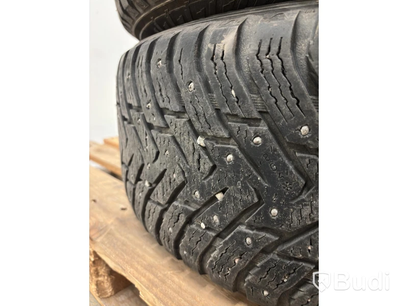 Set of 4 studded M&S wheels, Nokian Hakkapeliitta 8 SUV, 265/60 R18