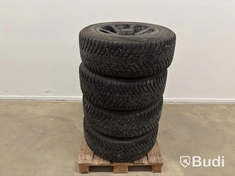 Set of 4 studded M&S wheels, Nokian Hakkapeliitta 8 SUV, 265/60 R18