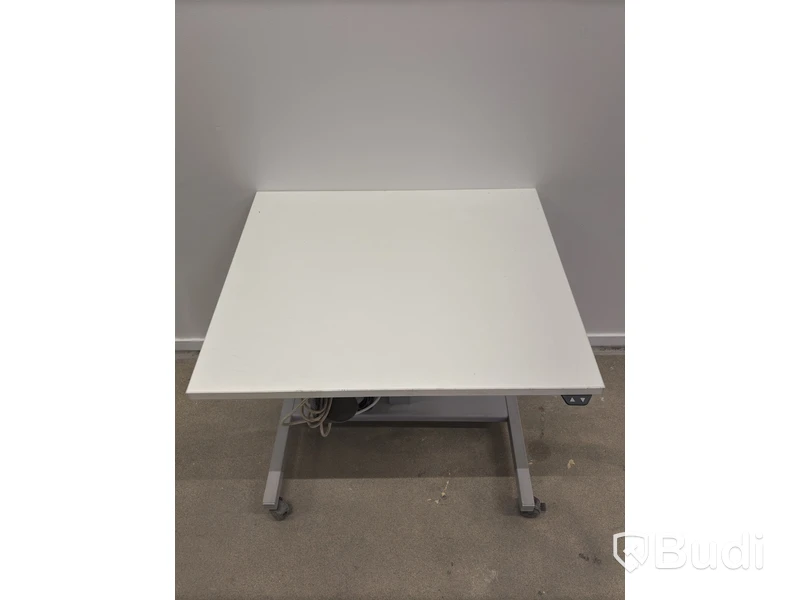 Höj- och sänkbart skrivbord på hjul Linak