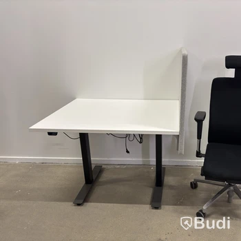 Höj- och sänkbart bord med skärm Edsbyn inkl. Kontorsstol