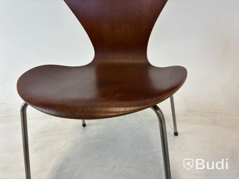 2 st. Stolar Fritz Hansen, ”Sjuan” Arne Jacobsen