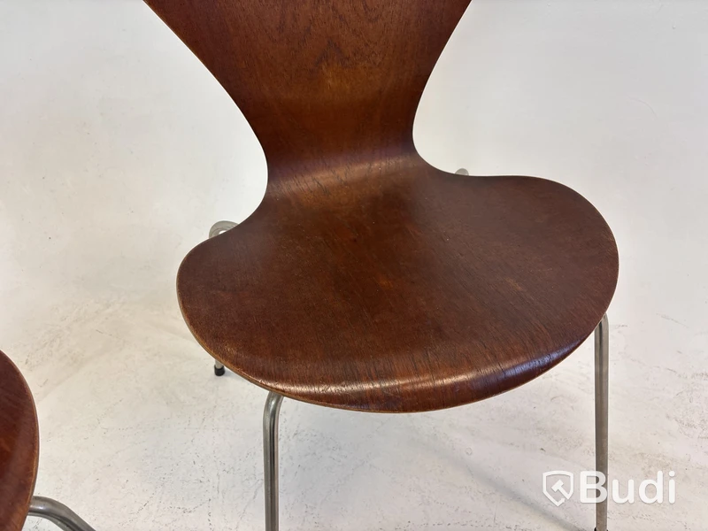 2 st. Stolar Fritz Hansen, ”Sjuan” Arne Jacobsen