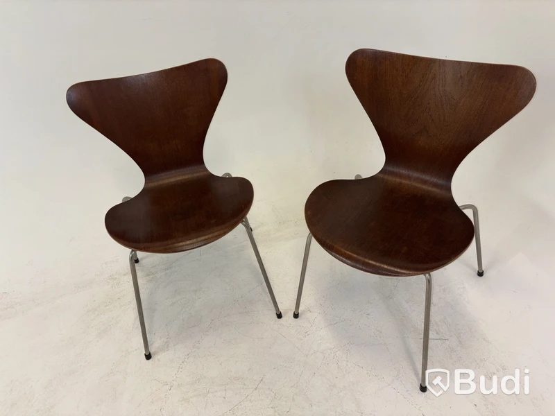 2 st. Stolar Fritz Hansen, ”Sjuan” Arne Jacobsen