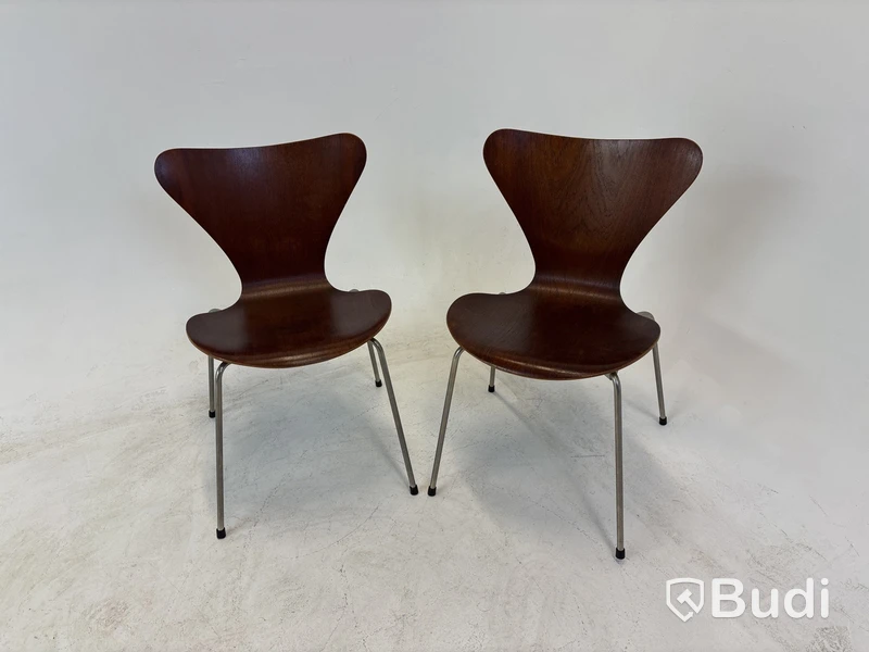 2 st. Stolar Fritz Hansen, ”Sjuan” Arne Jacobsen