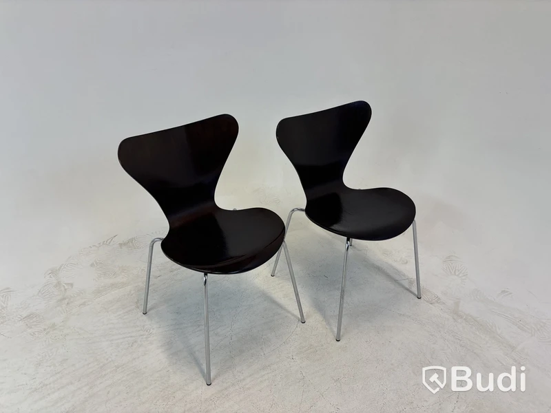 2 st. Stolar Fritz Hansen, ”Sjuan” Arne Jacobsen