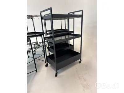 Parti med diverse bord för frisörsalong