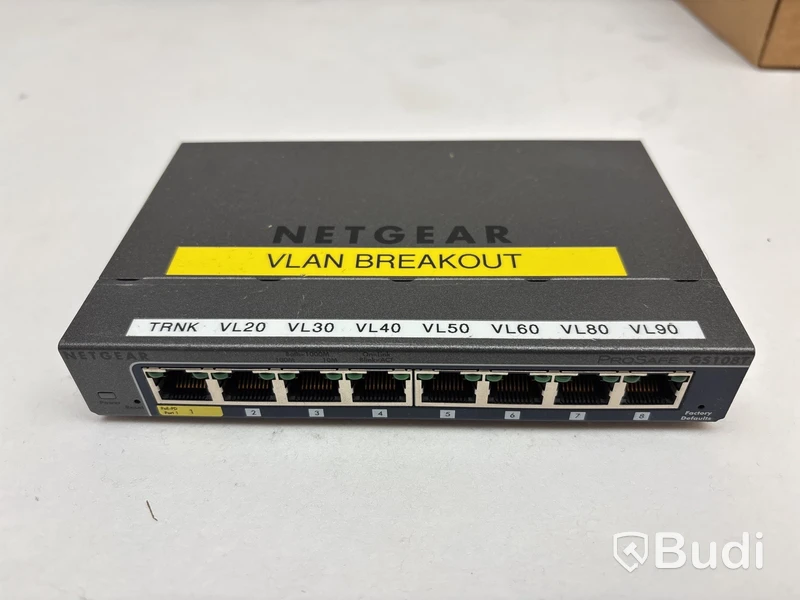 Parti med diverse nätverkstillbehör