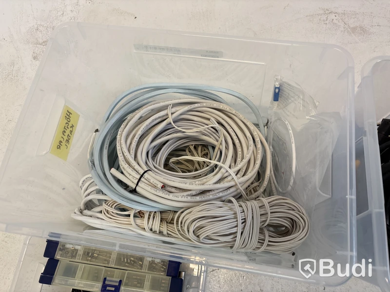 Parti med diverse nätverkskablar och XLR-kablar