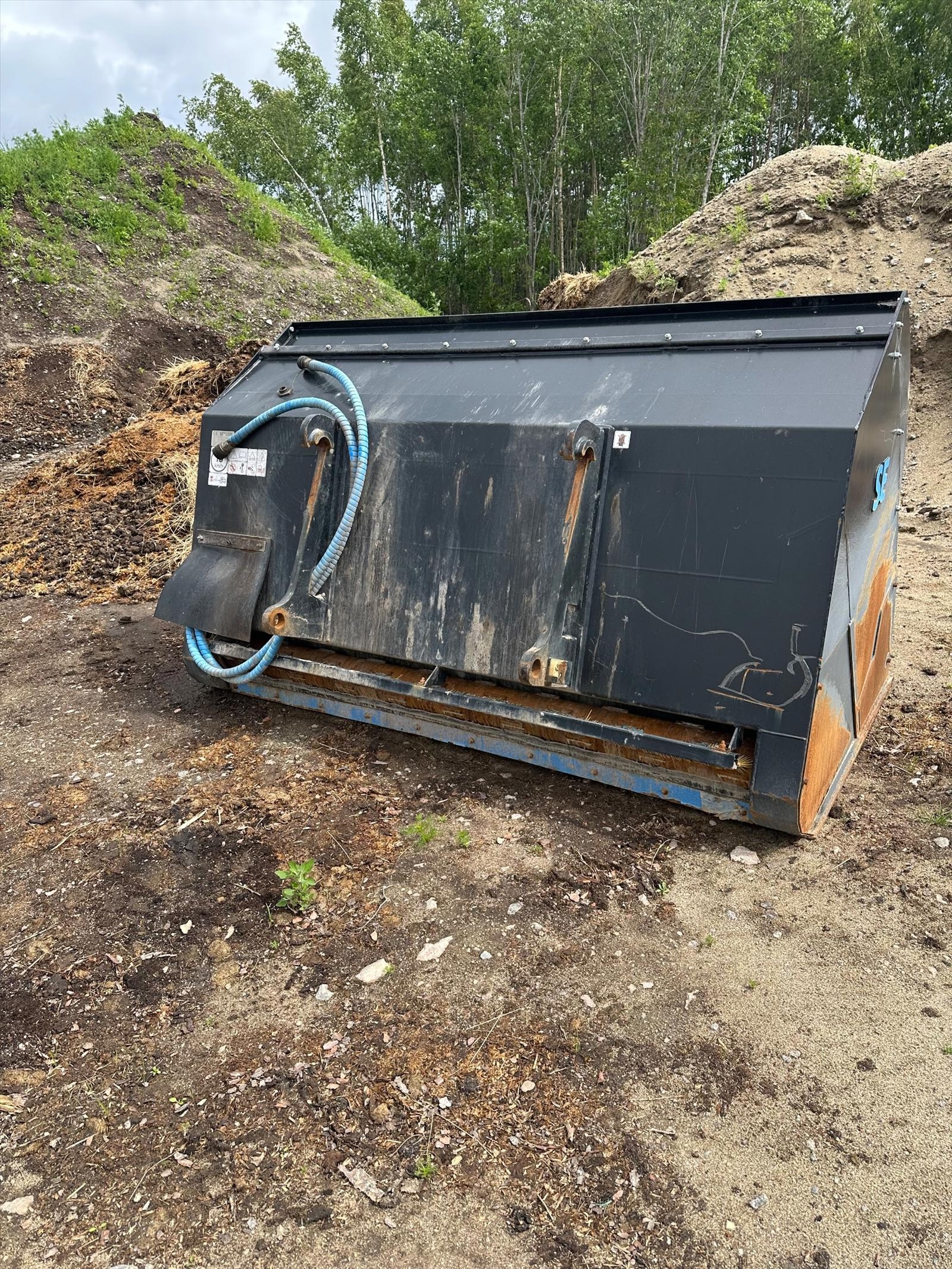 Sand spreader bucket L, SE Equipment. W=2 485 mm. 3 350 l. -2023