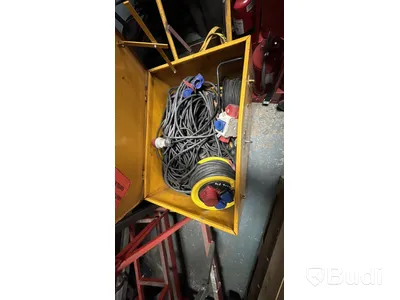 Verktygslåda på hjul med kablar och elmaterial
