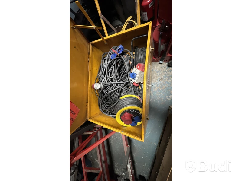 Verktygslåda på hjul med kablar och elmaterial
