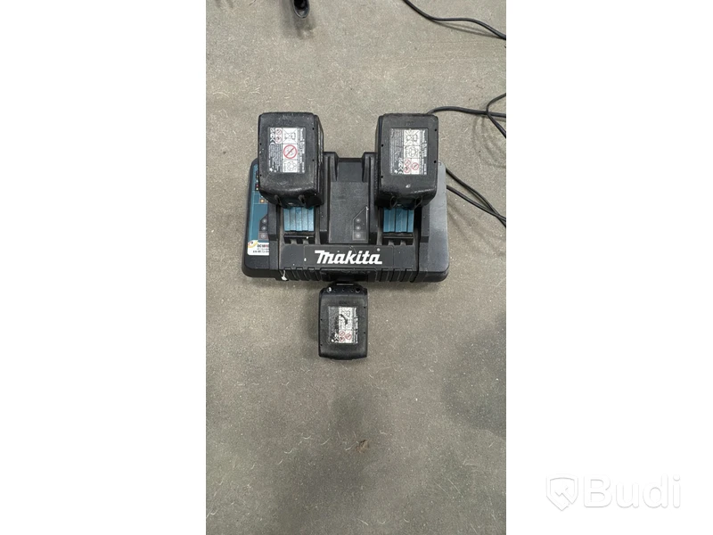 3 st. Batterier  och 1 st. dubbelladdare Makita