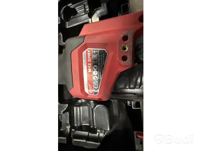 Parti med verktyg Milwaukee M12 BPRT nitpistol och M12 GG fettspruta