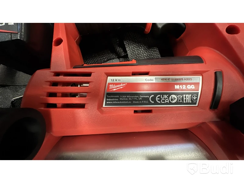 Parti med verktyg Milwaukee M12 BPRT nitpistol och M12 GG fettspruta
