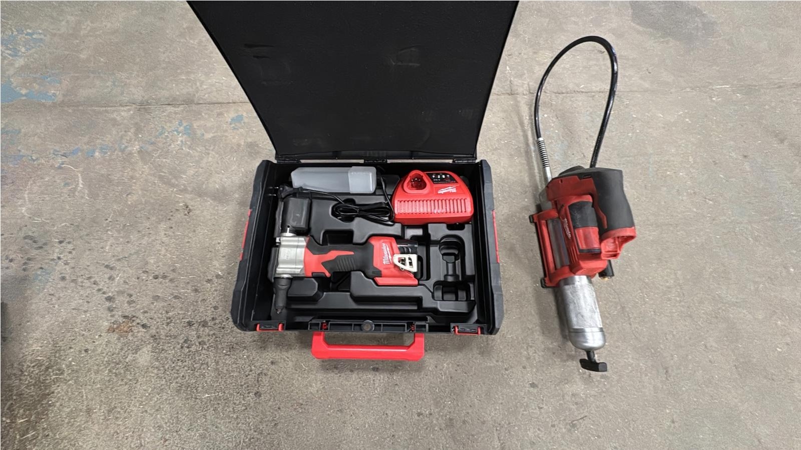 Fettspruta Milwaukee M12 GG och Nitpistol Milwaukee M12 BPRT