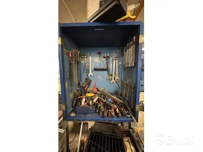 Verktygsskåp och bord inkl. innehåll