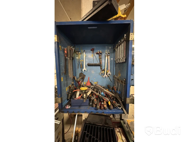 Verktygsskåp och bord inkl. innehåll