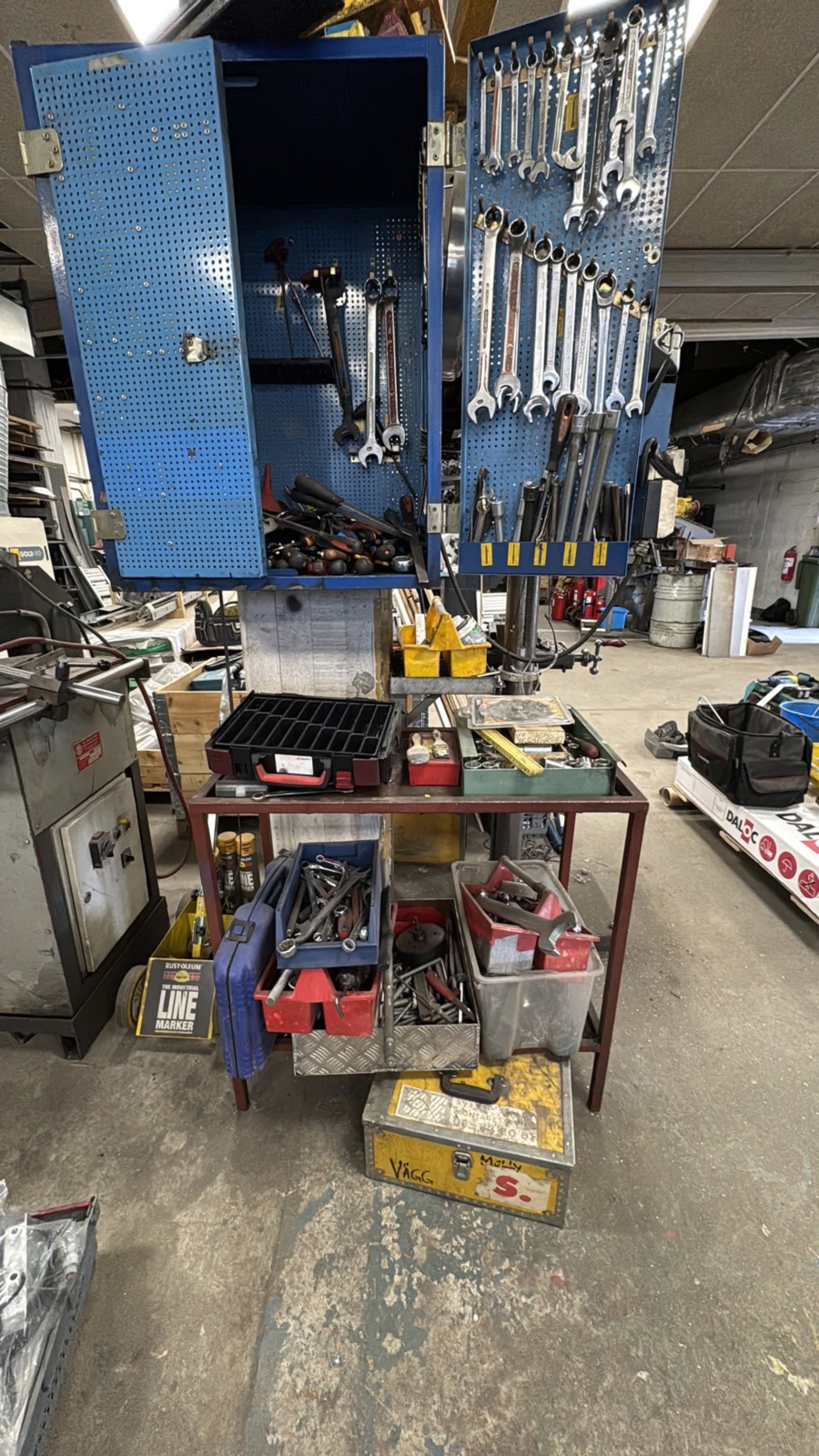 Verktygsskåp och bord inkl. innehåll