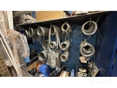 Parti med kablar, wirar och installationsmaterial