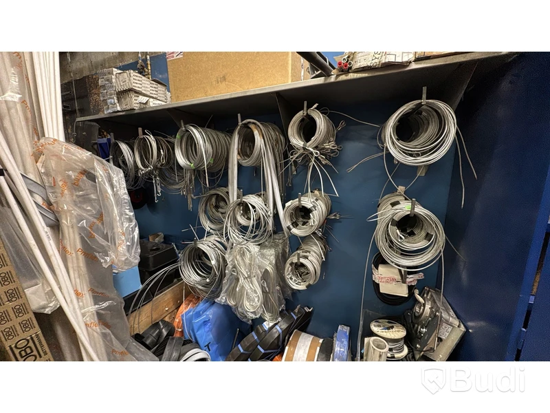 Parti med kablar, wirar och installationsmaterial