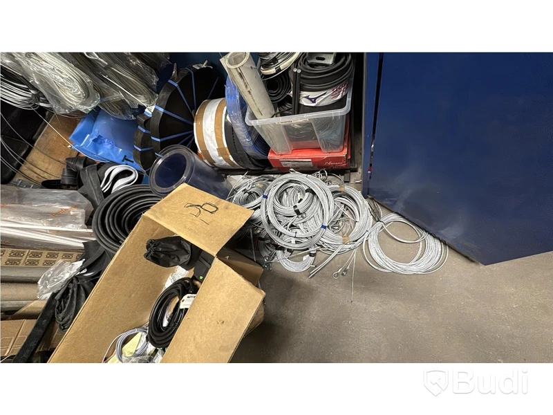 Parti med kablar, wirar och installationsmaterial
