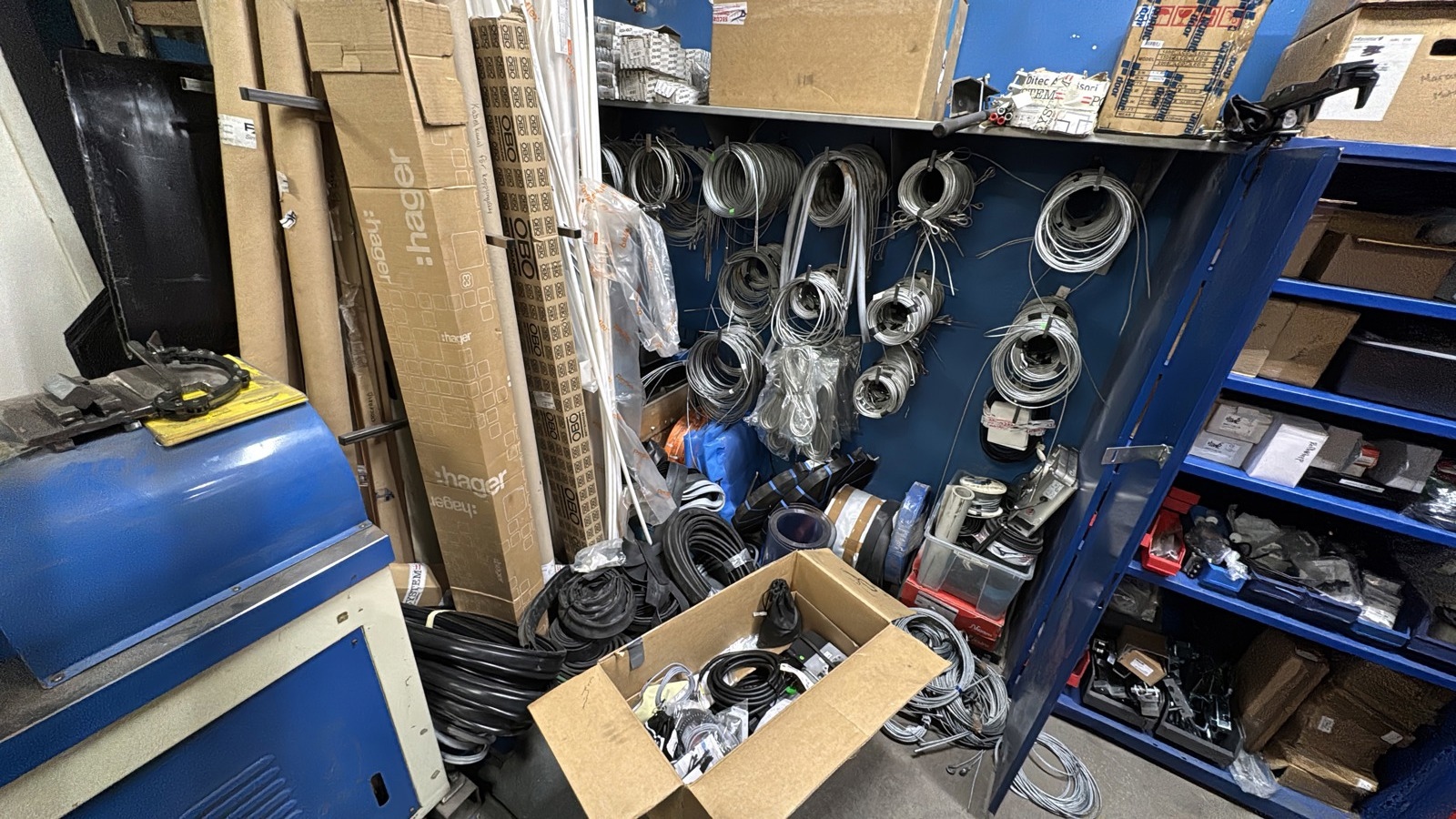 Parti med kablar, wirar och installationsmaterial