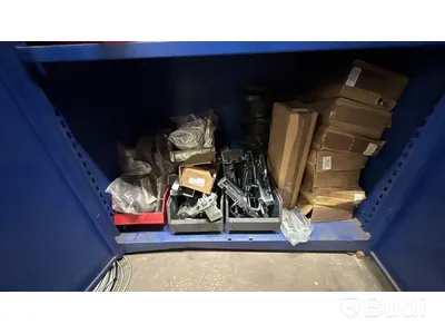 Verkstadsskåp med garageporttillbehör och diverse reservdelar