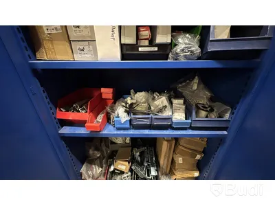 Verkstadsskåp med garageporttillbehör och diverse reservdelar