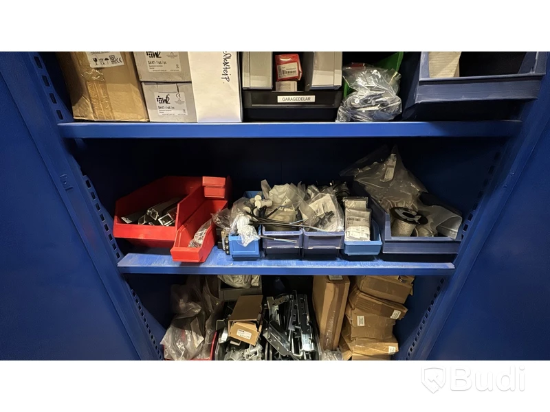 Verkstadsskåp med garageporttillbehör och diverse reservdelar