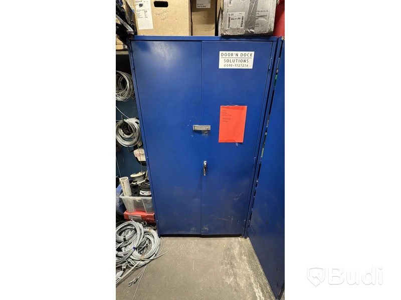 Verkstadsskåp med garageporttillbehör och diverse reservdelar