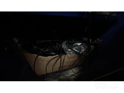 Verkstadsskåp med diverse elkomponenter och kablage