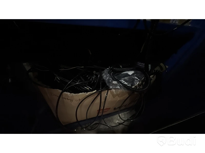Verkstadsskåp med diverse elkomponenter och kablage